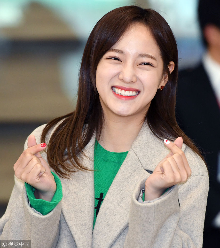 甜死人!gugudan成员金世正青春洋溢 比心卖萌笑容暖化人心_新浪看点