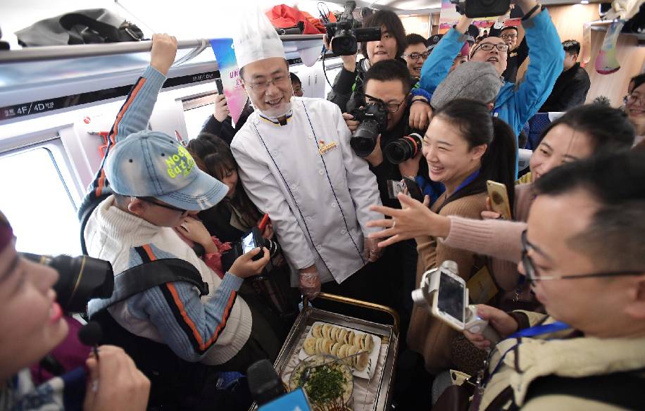 ▲ 12月6日,工作人员在成都东开往西安北的D4252次列车上进行美食品鉴活动。 图/新华社