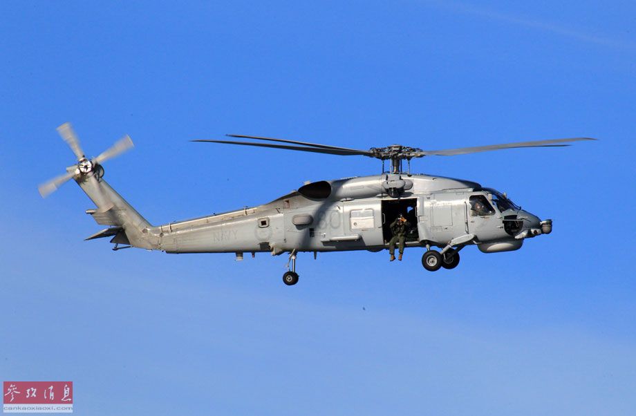 在澳大利亚杰维斯湾,澳大利亚海军出动s70直升机担负空中摄像任务