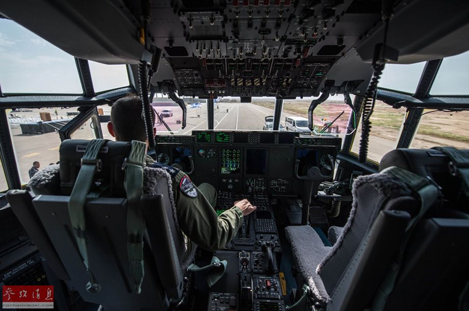 一名以军飞行员在c-130j"超级大力神"运输机的驾驶舱操控设备