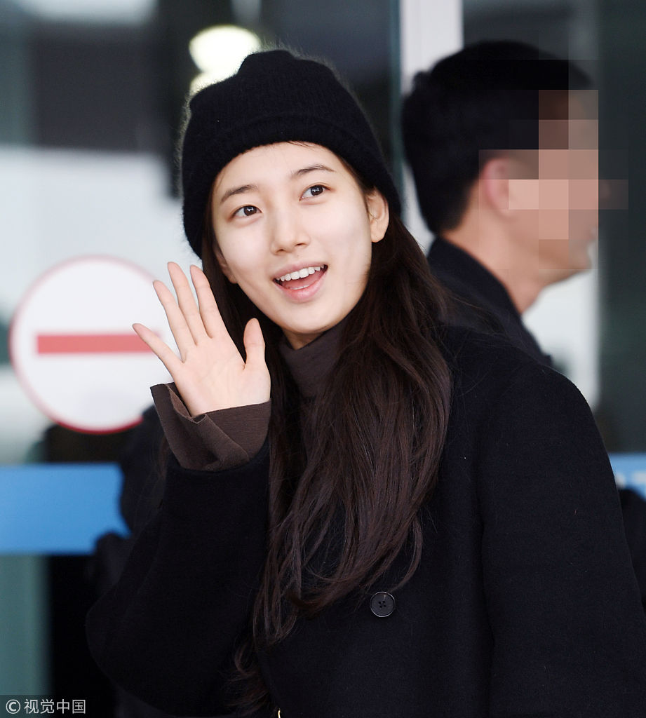 秀智素颜满脸胶原蛋白甜笑迷人 全黑look对镜招手展现十足亲和力