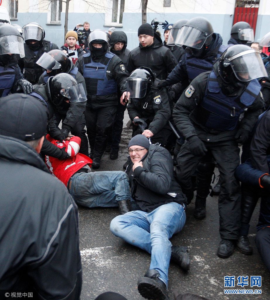 格鲁吉亚前总统被捕支持者堵路砸警车将其解救