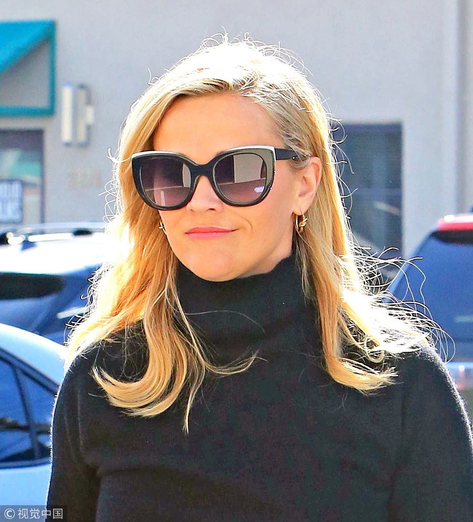 瑞希·威瑟斯彭短裙配皮靴演绎"甜酷风"  手拿水杯参加商业会议气场足