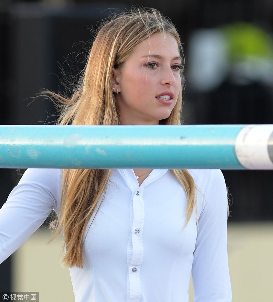 乔布斯20岁小女儿伊芙白色骑士装优雅干练曾被其父评价优秀可接管公司