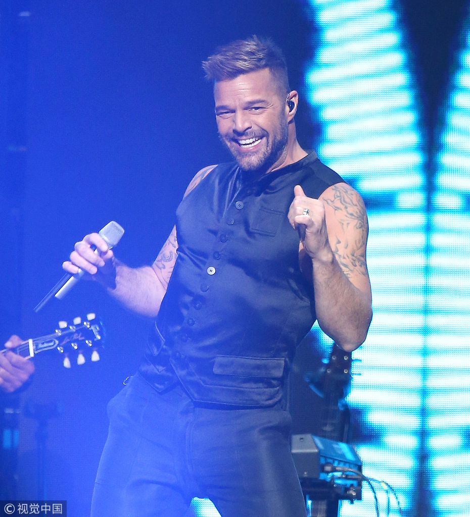 洛佩兹露翘臀释放自我变金毛狮王瑞奇马丁秀健硕肌肉帅炸