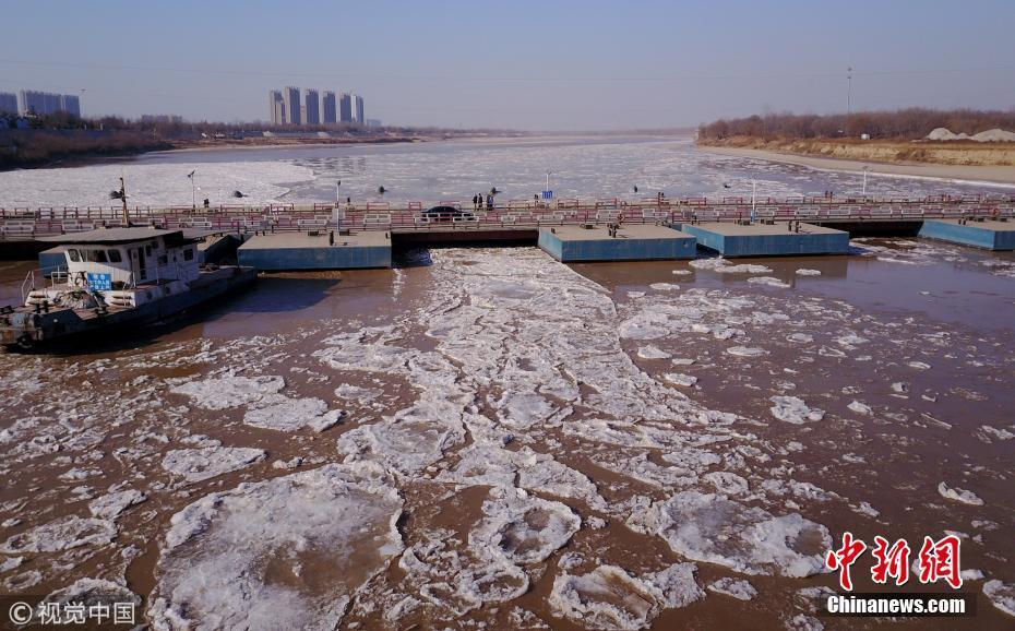 黄河冰凌下泄 山东济南拆除浮桥迎凌汛