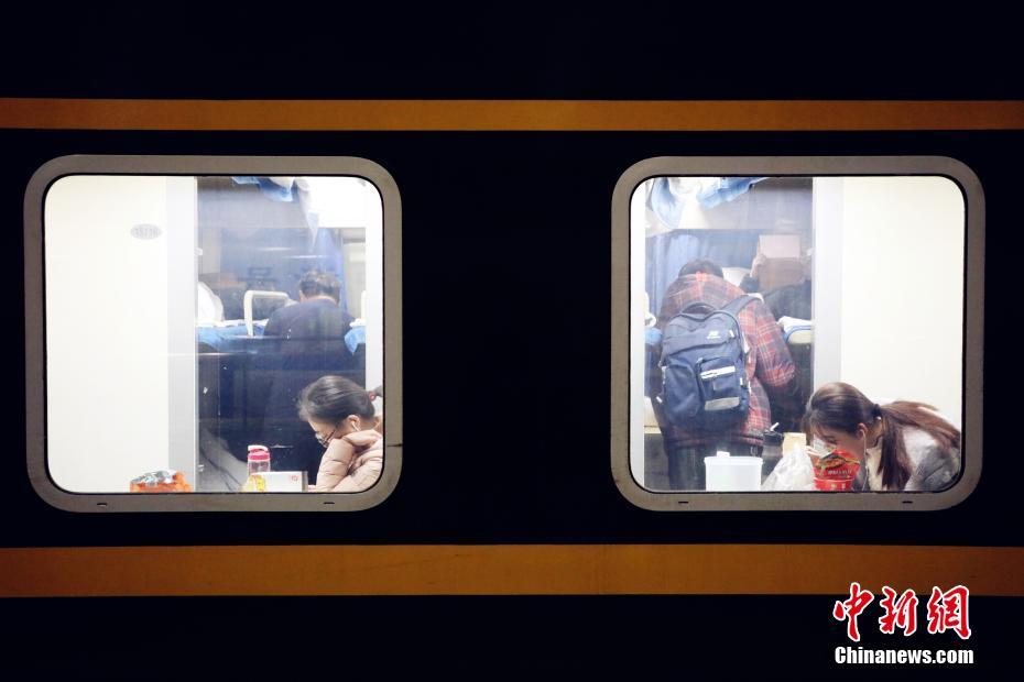 春运车窗里的"回家情"|春运|旅客|火车_新浪新闻