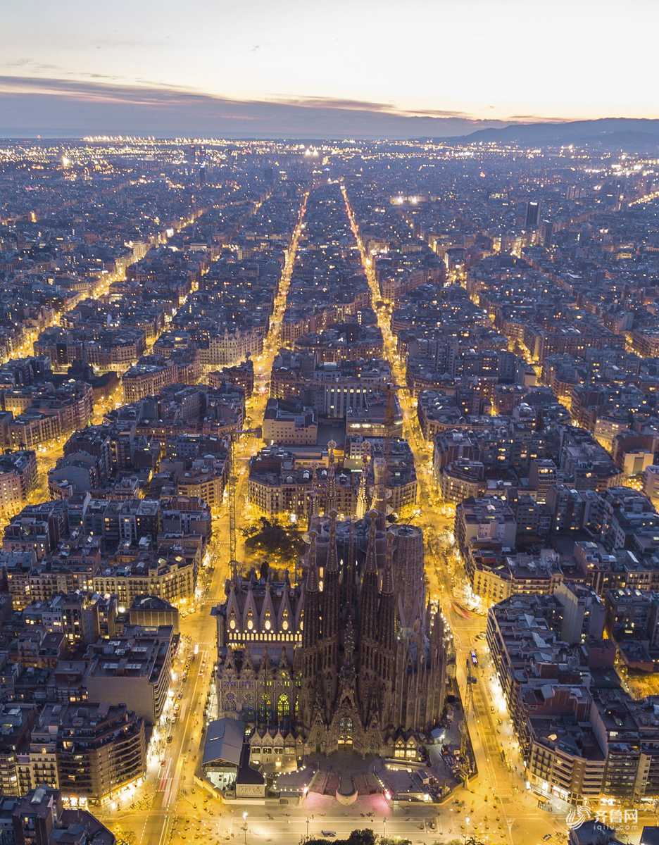 航拍巴塞罗那夜景 建筑群方方正正似电脑主板