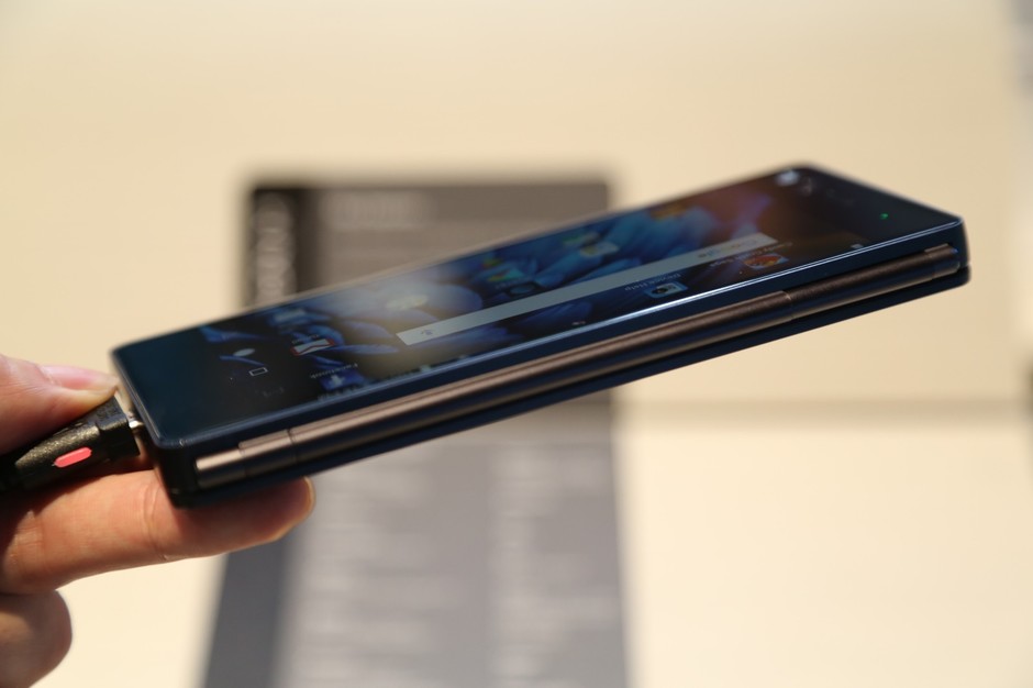 首款折叠屏手机中兴天机axon m 上手实操