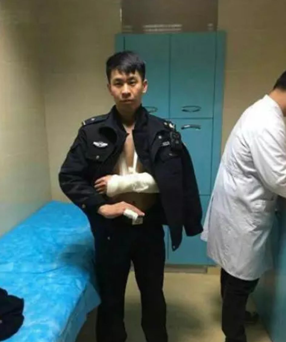 危急时刻,交警李龙一把拉住司机,避免更严重事故发生,可他的手臂却