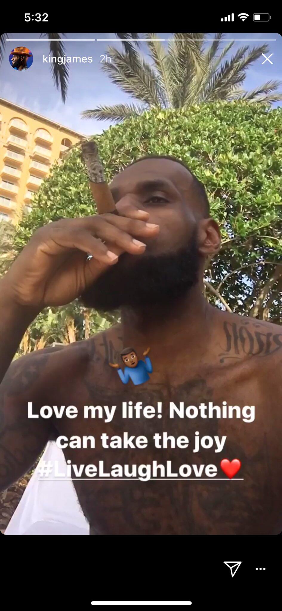 阿岳的深思!詹姆斯今天直播时赤膊抽雪茄