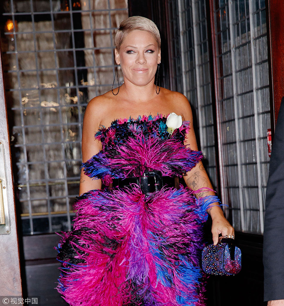 歌手pink花色抹胸裙化身花仙子与老公孩子同框超温馨