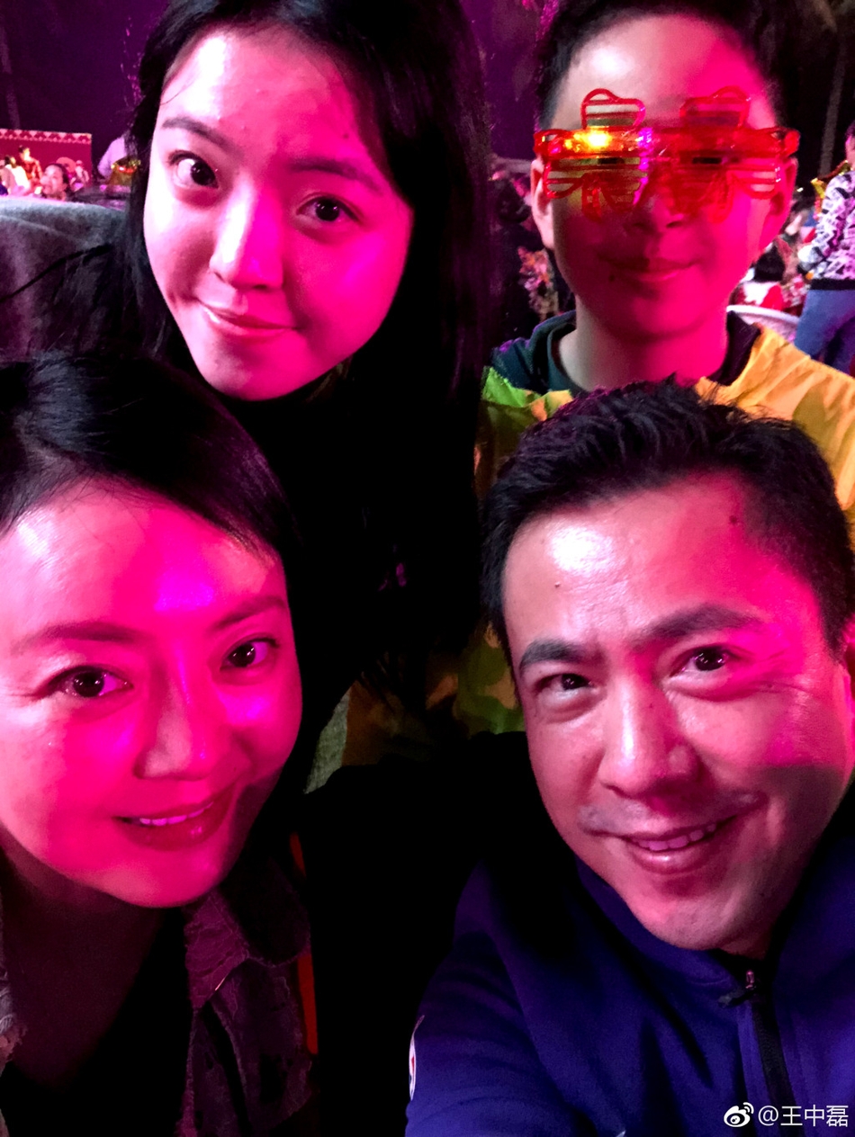 王中磊晒一家人温馨出游照 和父亲罕见同框