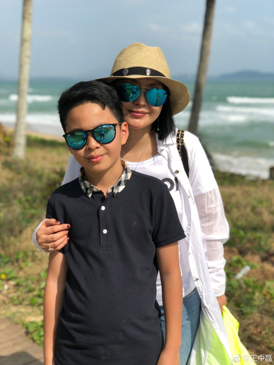 王中磊晒一家人温馨出游照 和父亲罕见同框