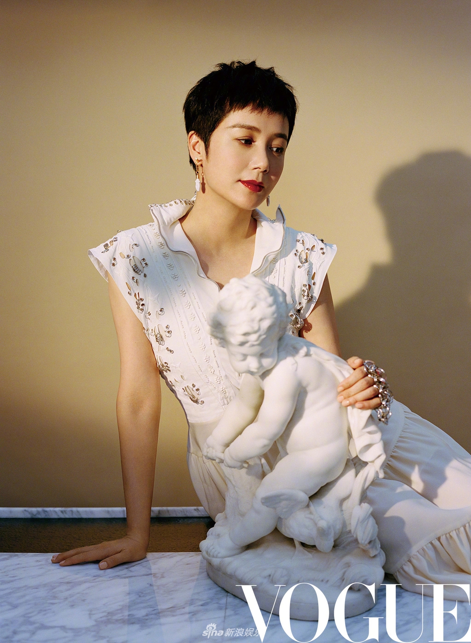 48岁蒋雯丽拍大片 短发红唇气质绝佳