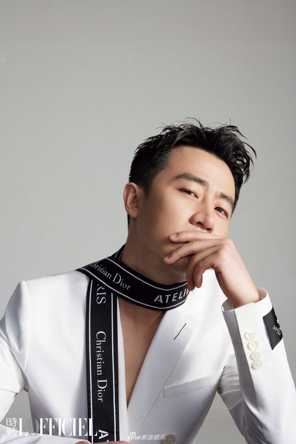 黄轩登大刊封面演绎俊朗贵公子 雅痞不羁展型男荷尔蒙