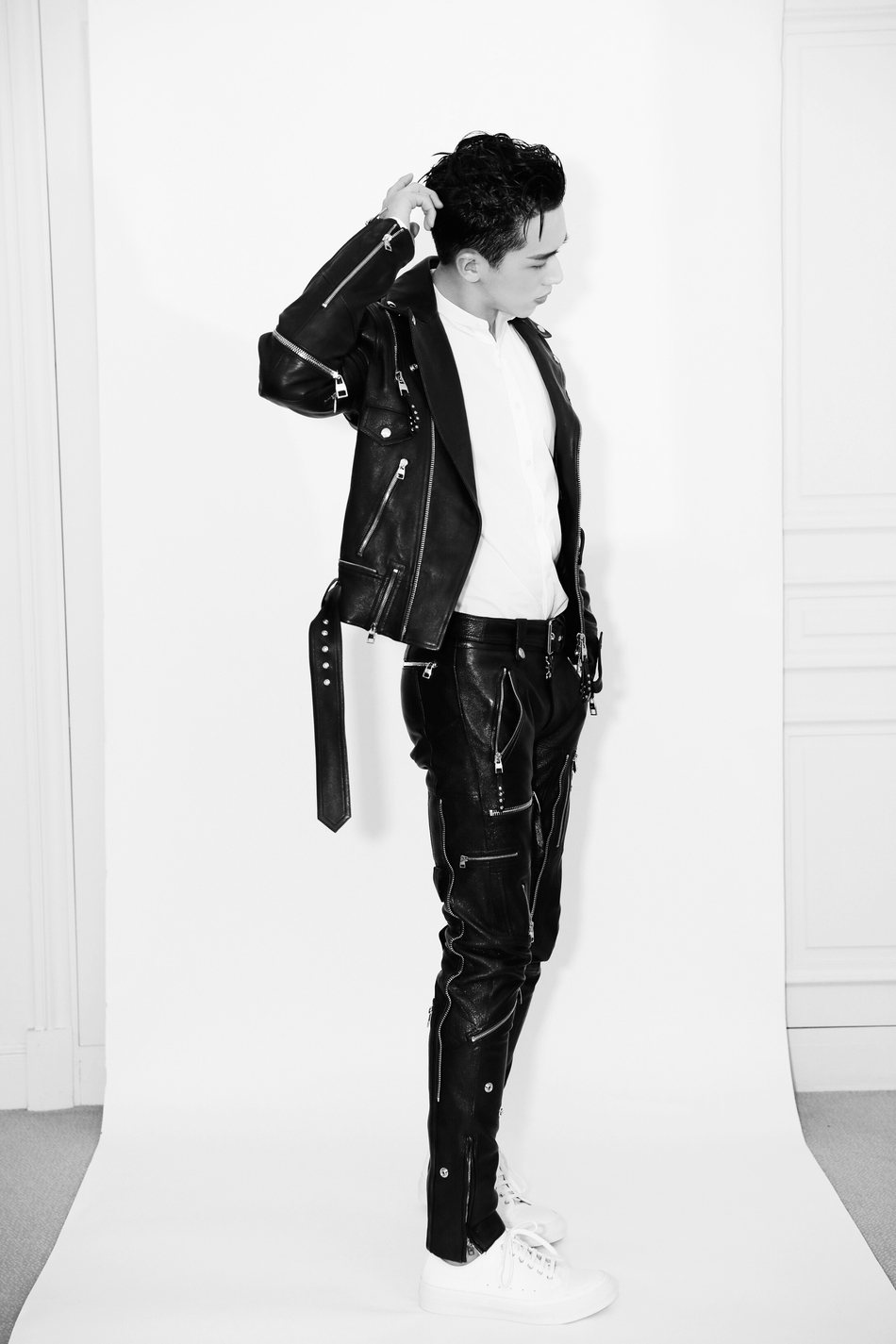 许魏洲巴黎看秀帅气撩人 皮衣黑色朋克风