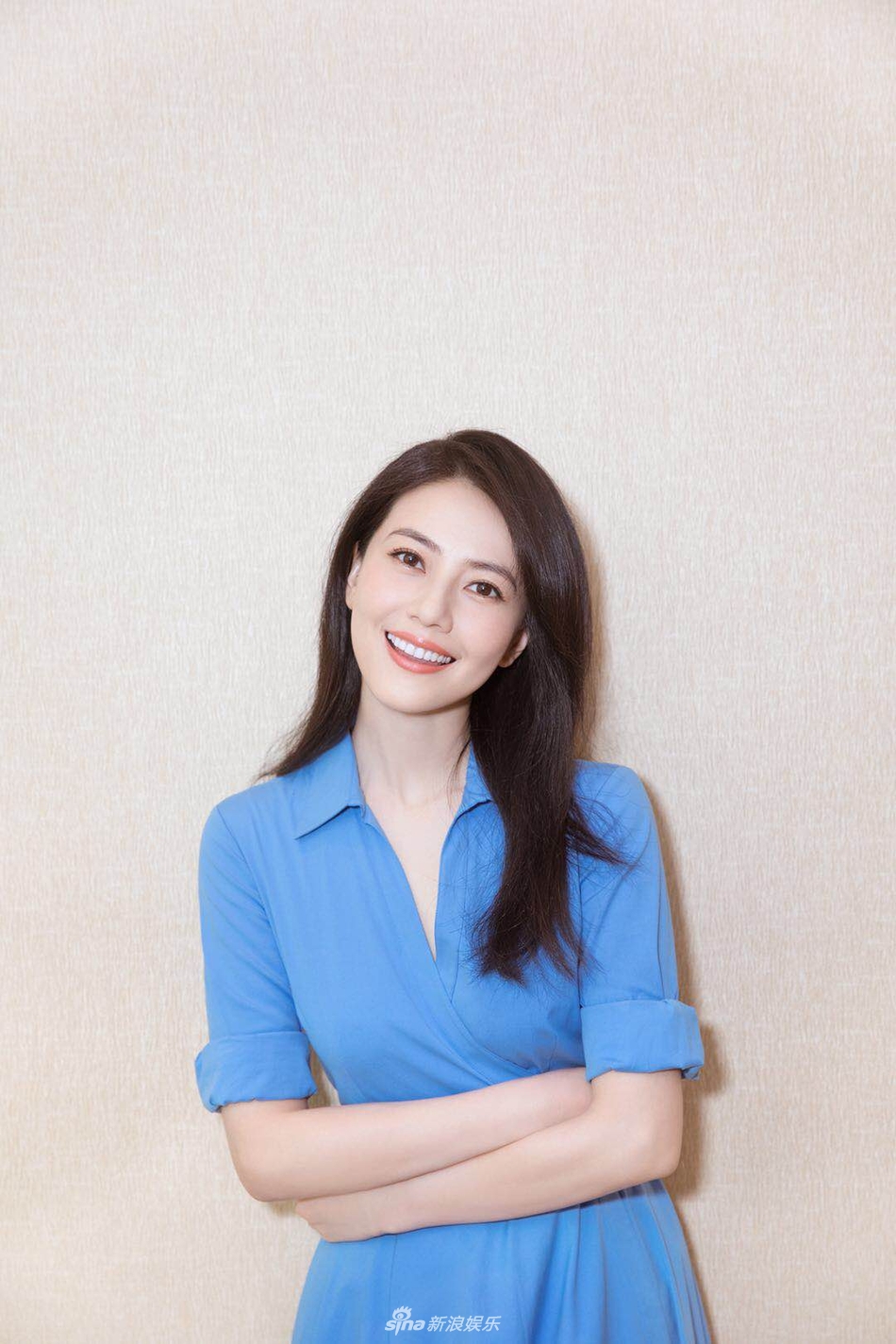 高圆圆蓝色长裙清新甜美 披肩长发妩媚动人