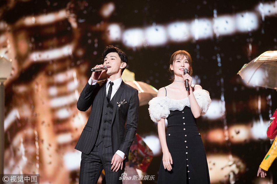 邓伦与乔欣甜蜜对视献唱养眼十足