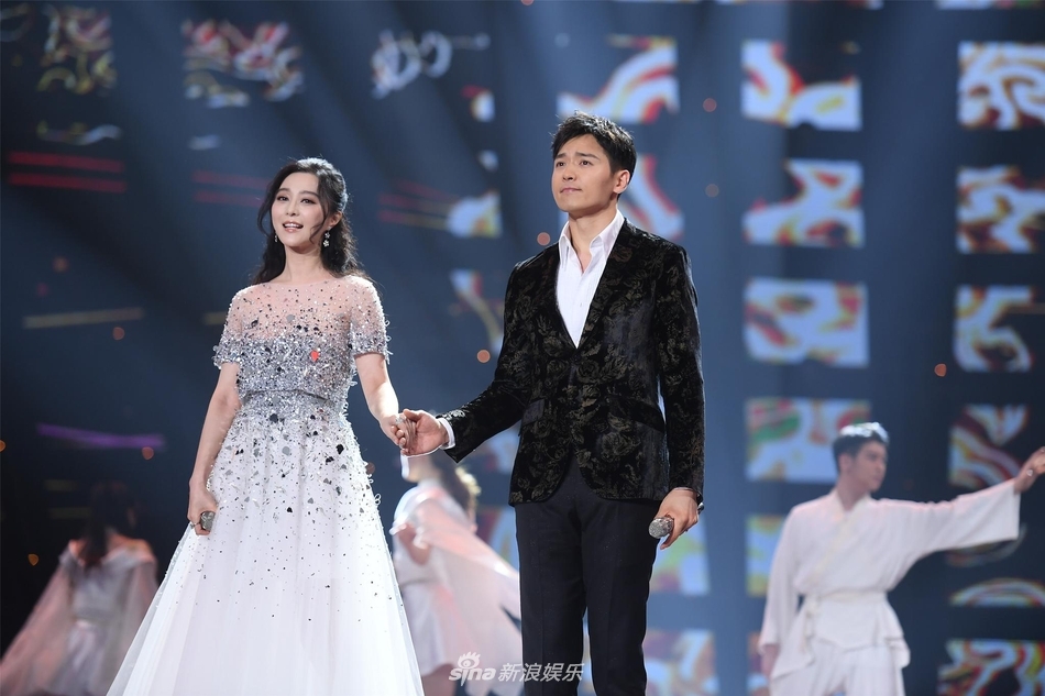范冰冰牵手高云翔倾情献唱 镶钻纱裙似冰雪公主