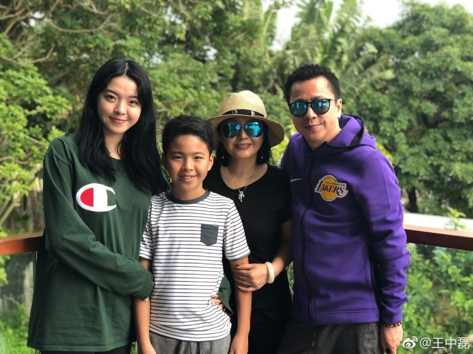 王中磊晒一家人温馨出游照 和父亲罕见同框