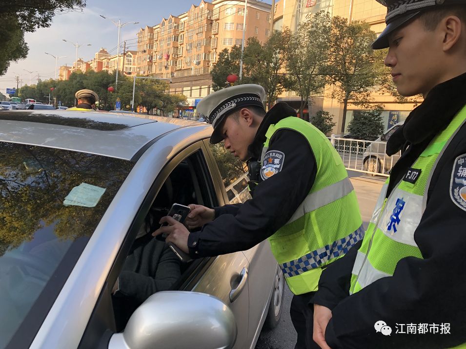 今天,南昌交警路边手机拍违章!一天后更有大招