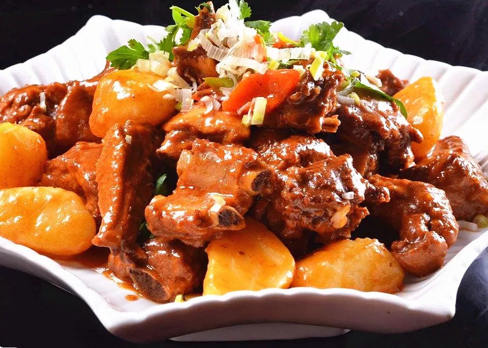 肉勾鸡中五花肉与鸡肉完美地相结合,既有鸡肉的鲜美,又有猪肉的肥厚