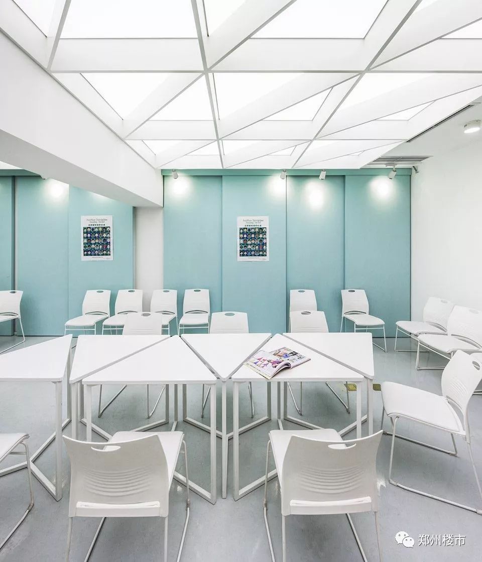 发光顶棚营造室外感的中央院落