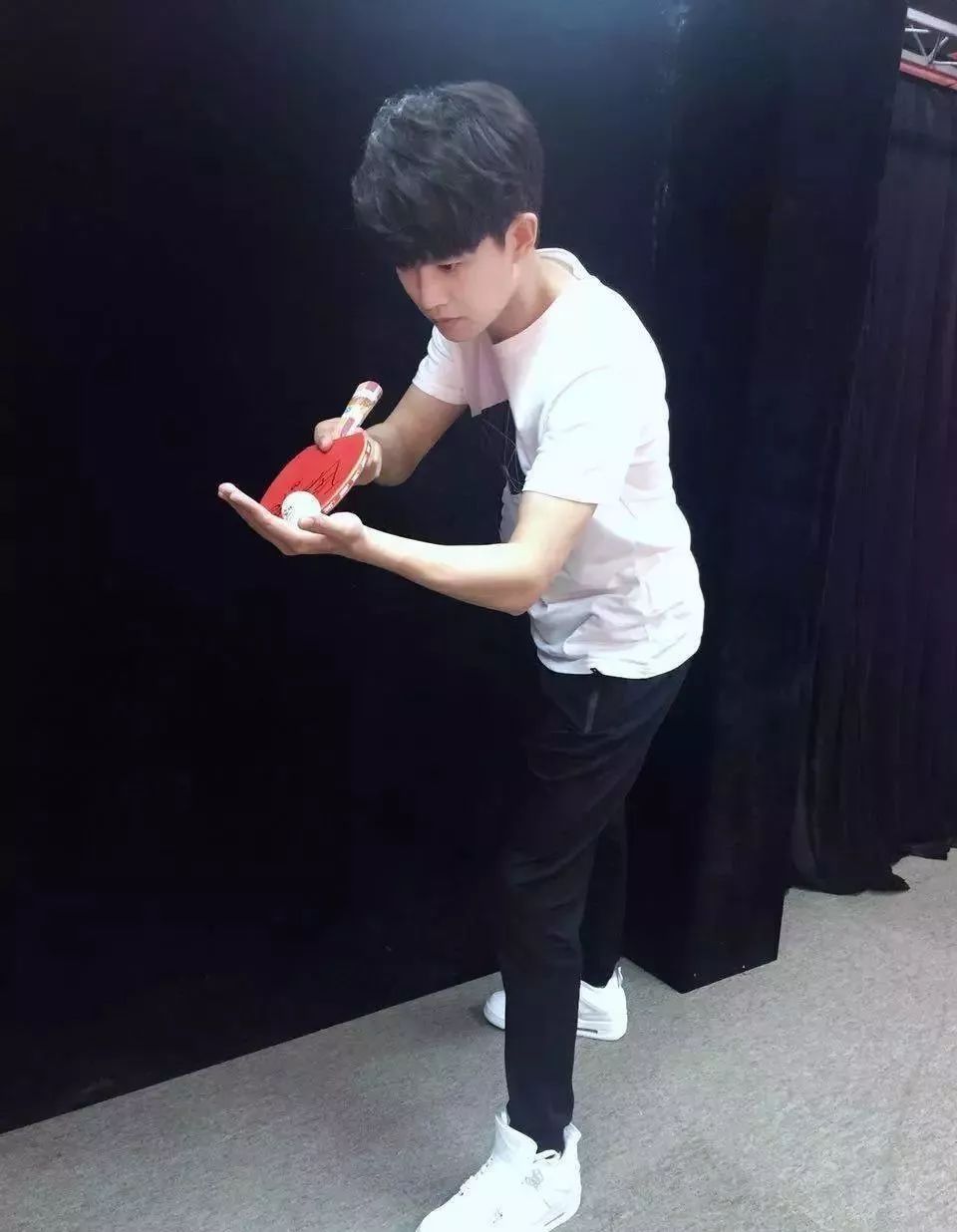 原来任嘉伦在没改名之前真名叫做任国超,曾经是个乒乓球运动员,还曾经