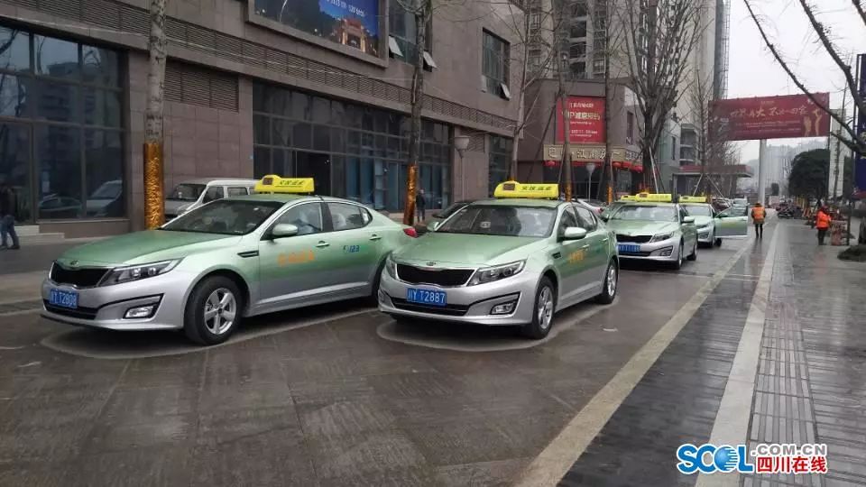 当天200辆崭新的起亚k5出租车给市民带来眼前一亮的感觉,一经上路,嫩