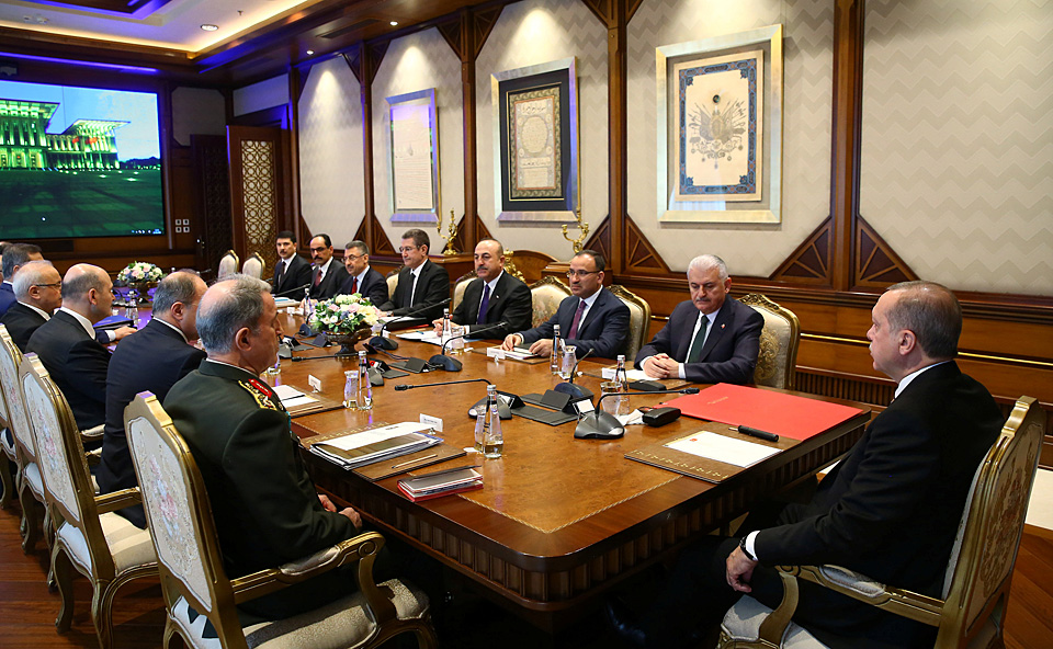 1月23日,土耳其总统埃尔多安(左)在安卡拉主持安全会议.