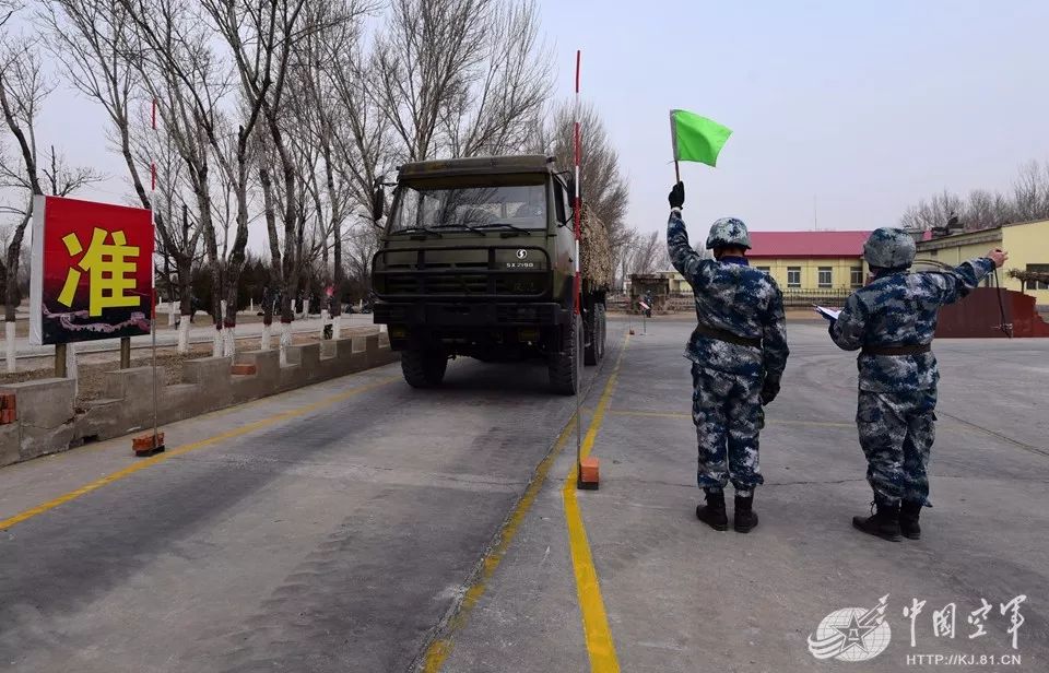 比武现场,列兵竟敢当场叫板考官|纠察|比武|考官_新浪军事_新浪网