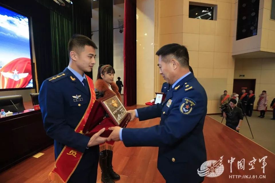 空军首次颁发空军飞行员光荣家庭荣誉匾