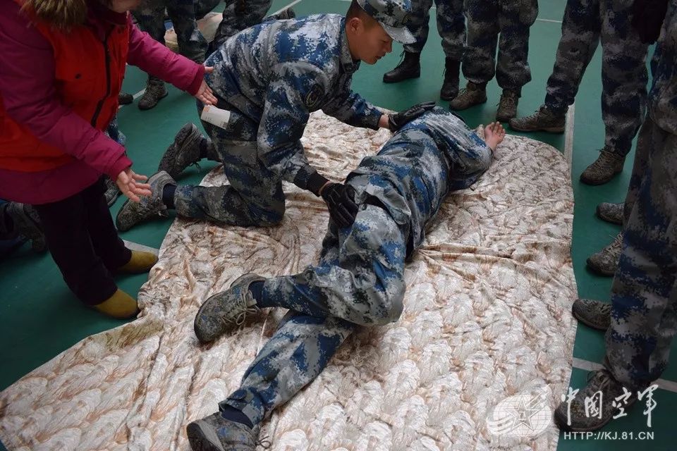 涨姿势 | 111名初级急救员光荣上岗,他们都说这个培训很有用!|骨折|人工呼吸|红十字会_新浪军事_新浪网