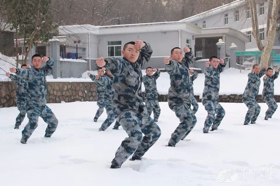 警卫拳.盾牌术.迎着寒风,跑圈,冲山头,我们不怕苦!