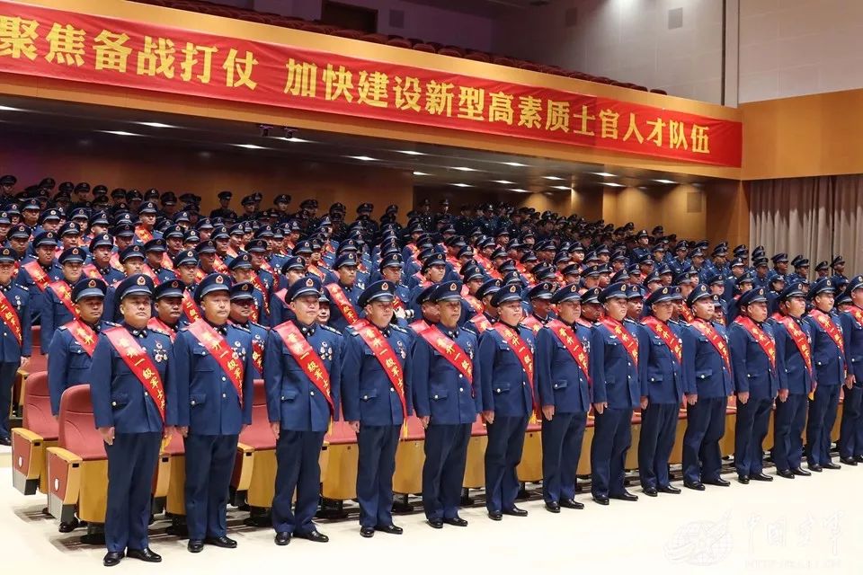 给力 东部战区空军首次组织145名高级士官晋升军衔仪式 手机新浪网