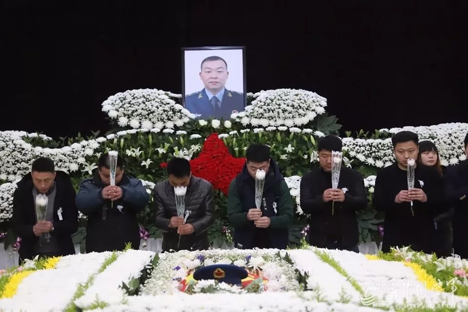 空降兵李道洲烈士追悼会在武汉举行市民自发送别救人英雄