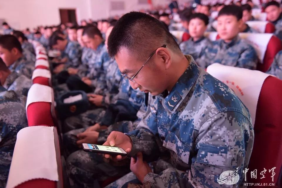 这次演讲比赛台下官兵为何都在聚精会神刷手机