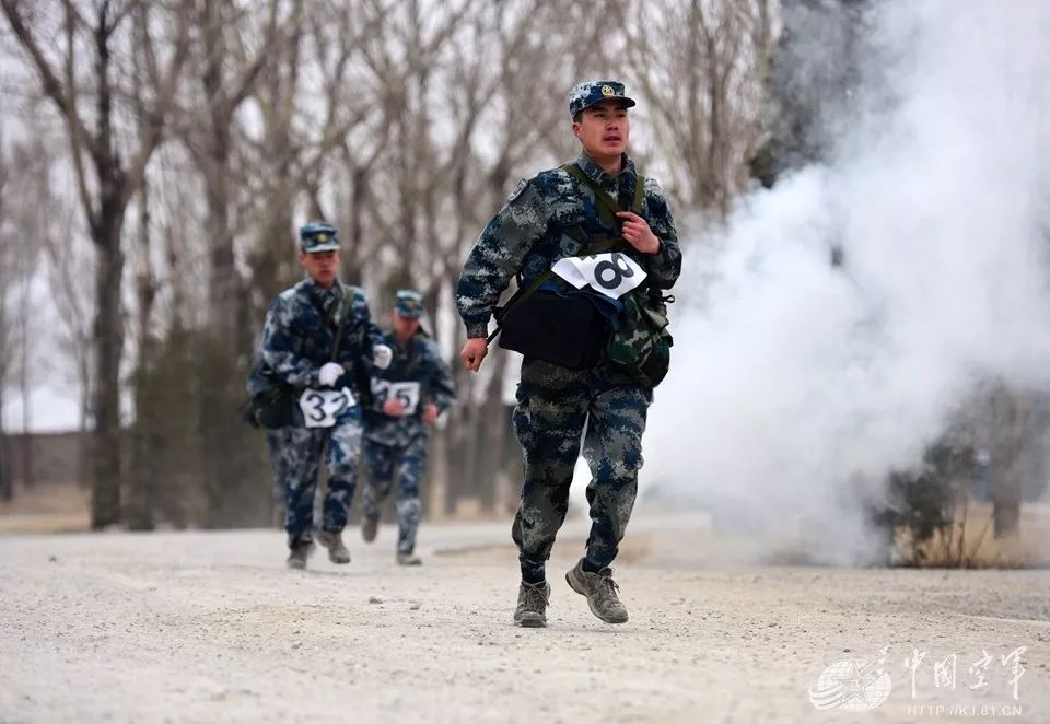 比武现场,列兵竟敢当场叫板考官|纠察|比武|考官_新浪军事_新浪网