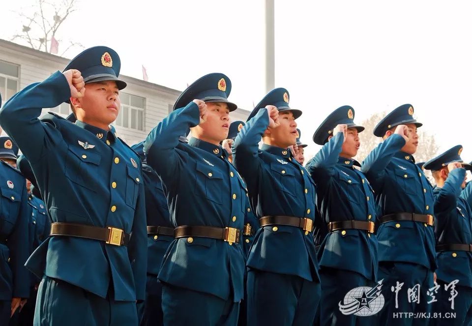 中部战区空军某新训旅新兵授衔暨入伍宣誓仪式侧记