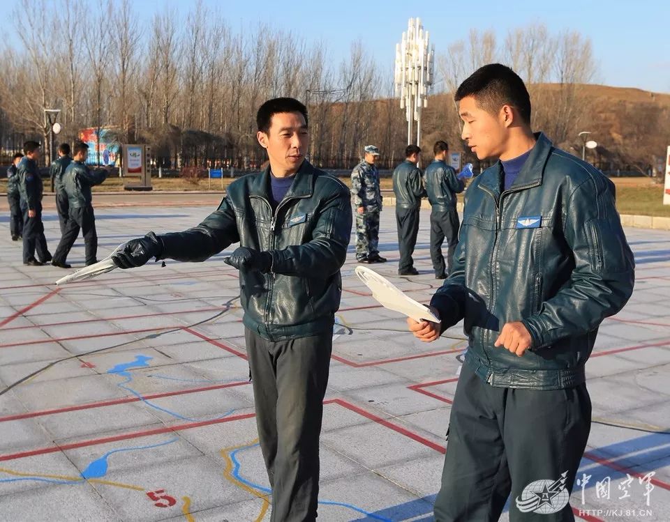 飞行教员荣立二等功,家乡人连夜奔驰千里赶到部队……|中国空军|空军