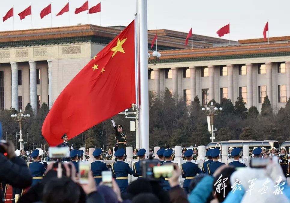 《解放军画报》记者带您全景观赏人民解放军天安门广场全新升国旗仪式