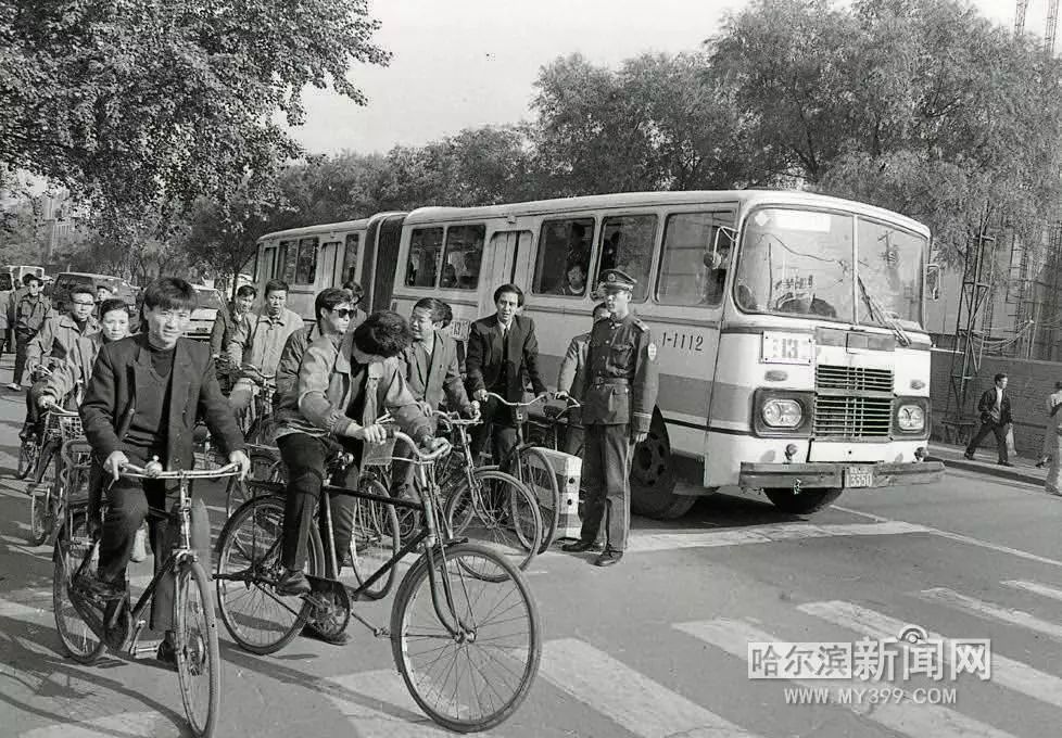 自行车→"大辫子"公交到80年代后期,哈尔滨的公交线路多了起来,无轨