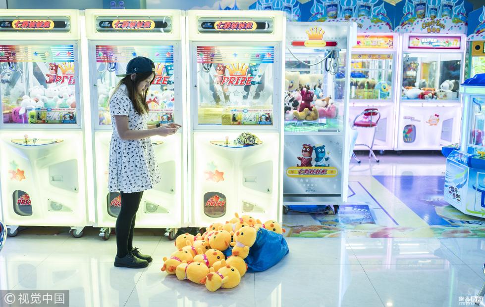 90后女孩1年花4万抓7千个娃娃 家里堆成山