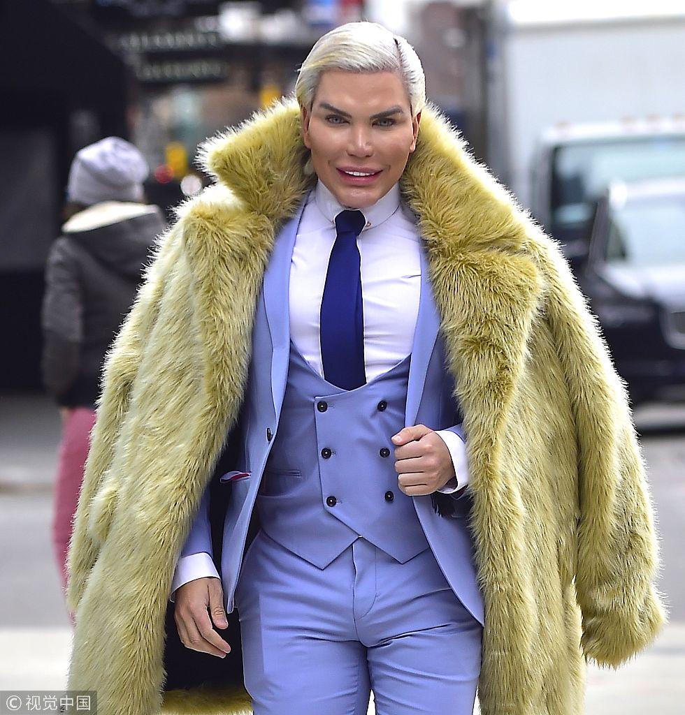 皮笑肉不笑!"肯娃娃"罗德里戈现整容后遗症 西装披皮草大衣霸气