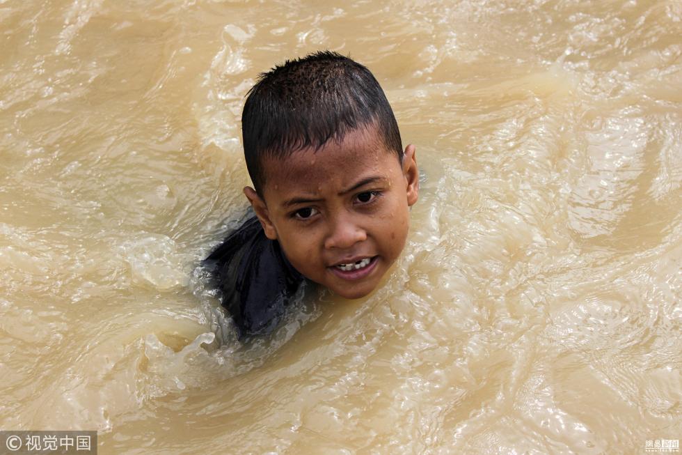 印尼连日暴雨成"泽国" 儿童游泳过街
