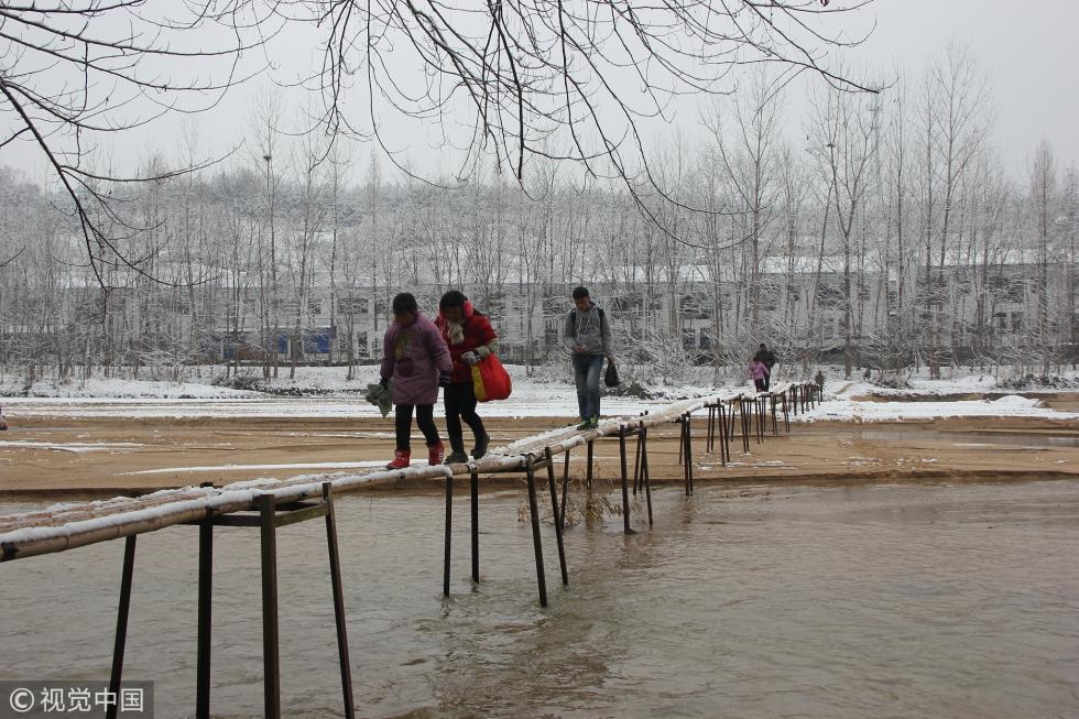 67名学生踩独木桥上学 村民急盼架起"生命桥"