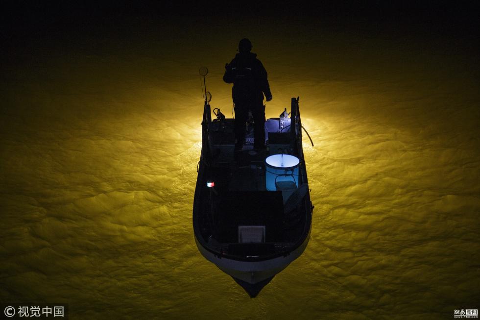 日本渔民河面点灯夜捕鳗鱼 场面如梦如幻