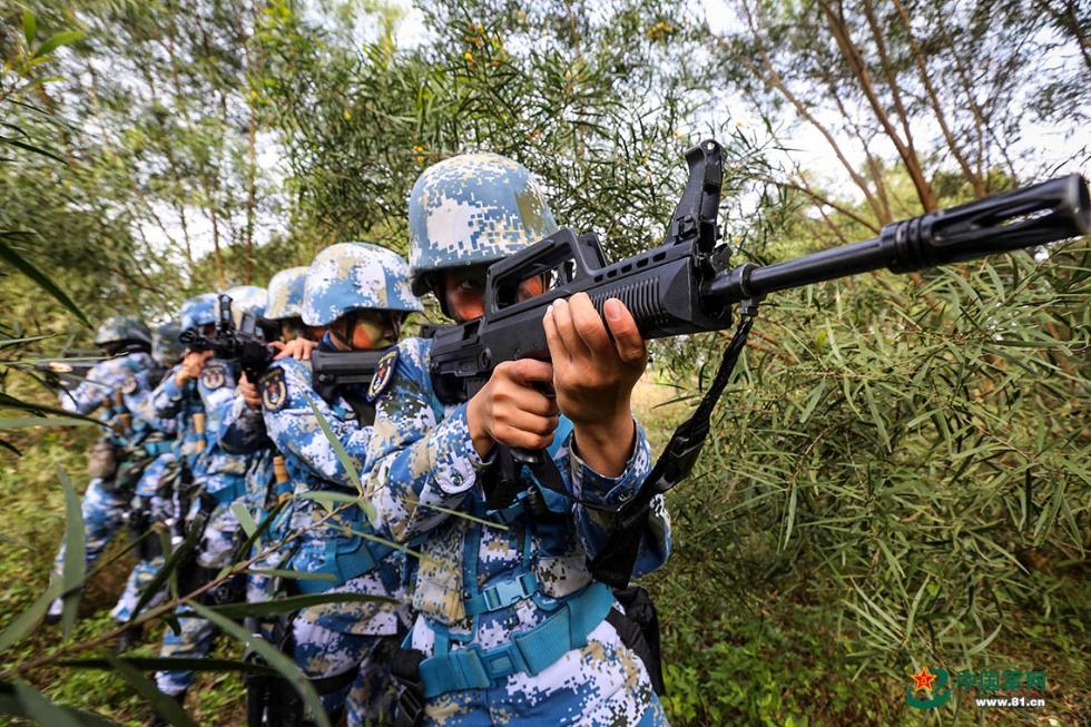 隆冬时节 "两栖霸王花"在演训场绽放