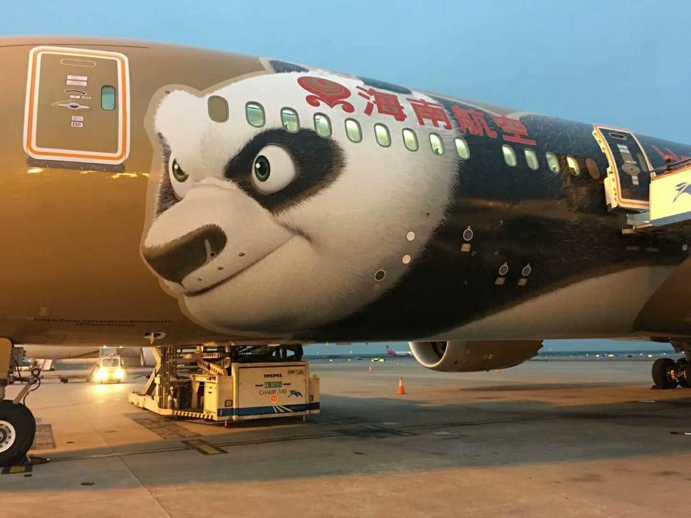 网友@深圳蓝天001在深圳机场拍到海南航空最新一架功夫熊猫彩绘机